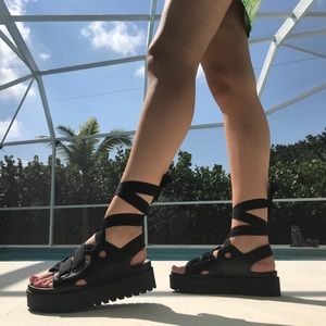 Size 8.5/9 (labeled UK 40) chunky platform shoes